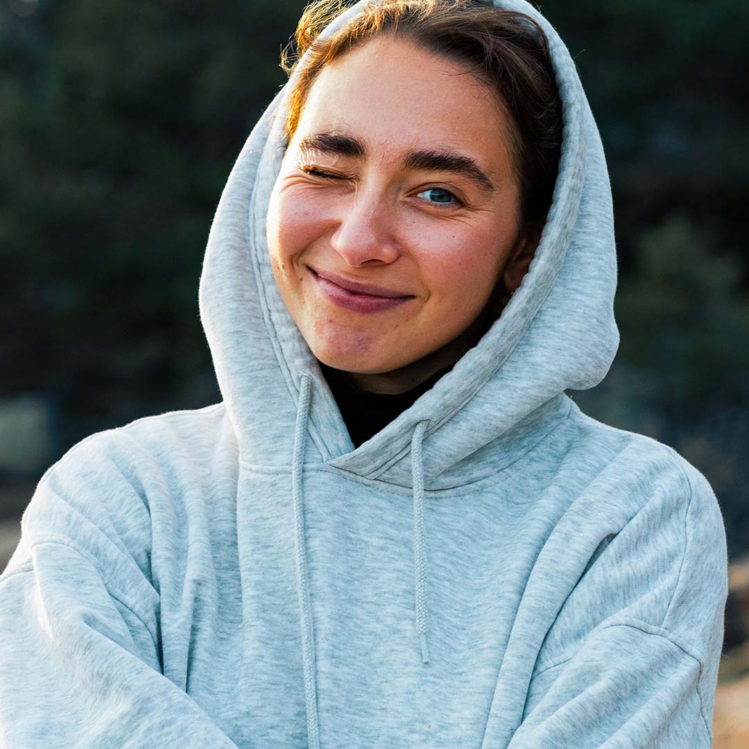 Nora med hettegenser – foto