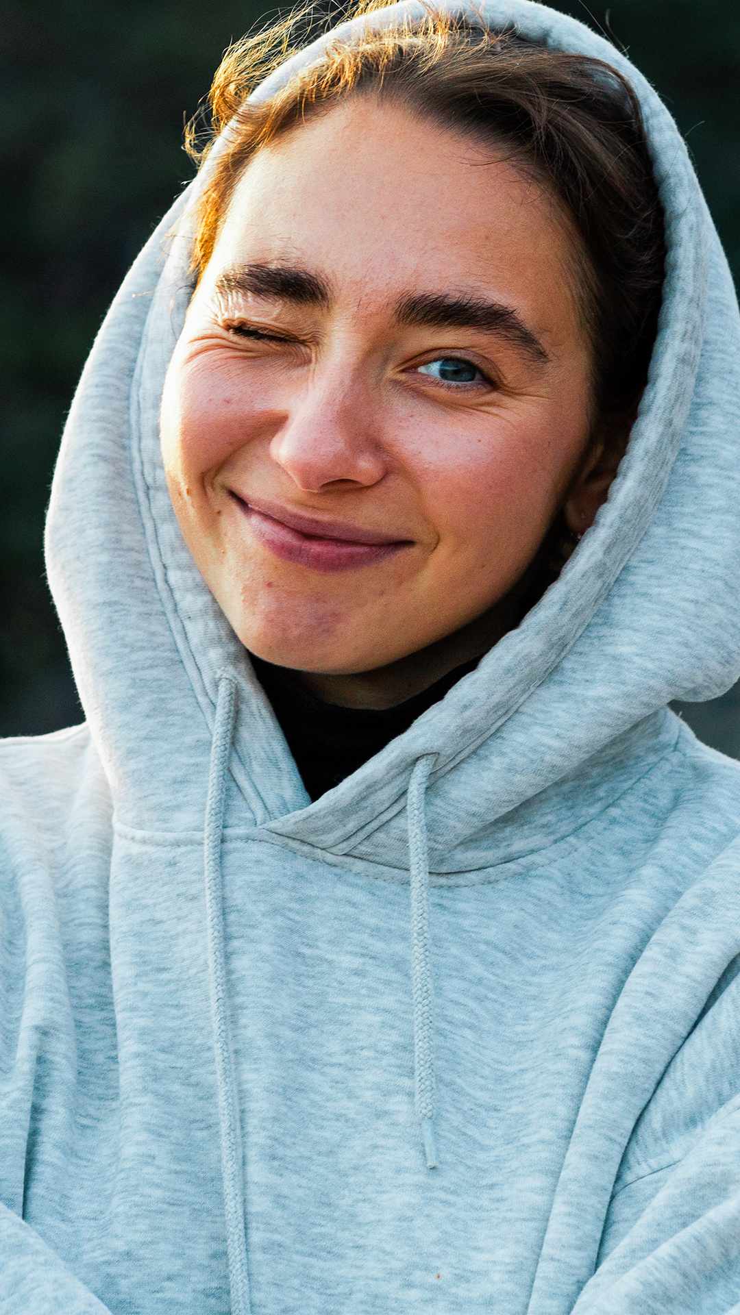 Nora med hettegenser – foto