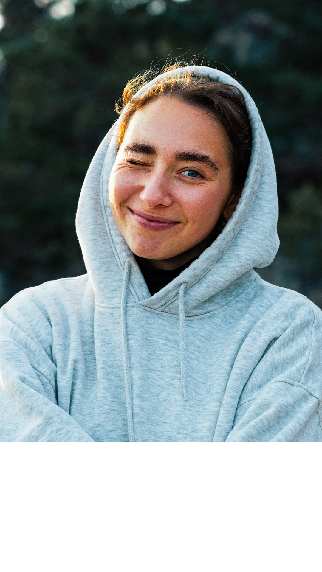 Nora med hettegenser – foto